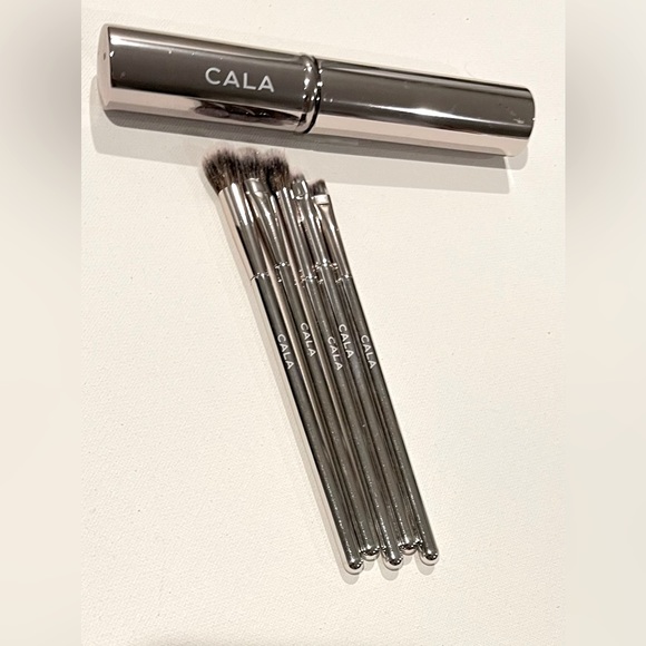 Cala ⭐️ Set of eye brushes with metal storage case ⭐️NEVER WORN⭐️ - Picture 3 of 3